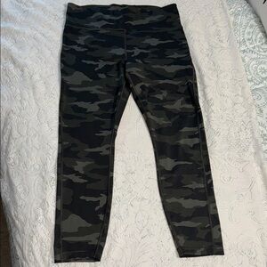 Athleta Ultimate 7/8 Tight Green Camouflage leggings